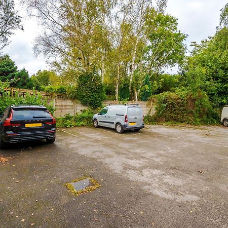 Manchester Comfortable 3 Bedroom House, Free Parking, Wifi & Disneyplus 沃斯利 外观 照片