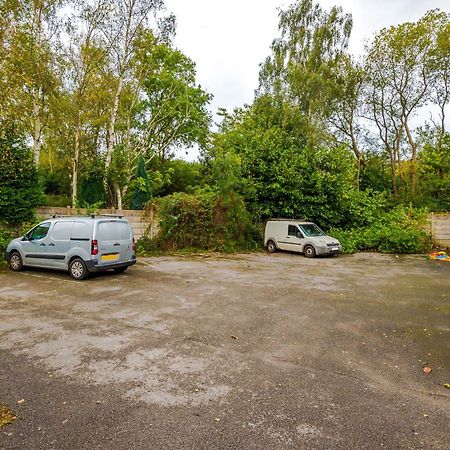 Manchester Comfortable 3 Bedroom House, Free Parking, Wifi & Disneyplus 沃斯利 外观 照片