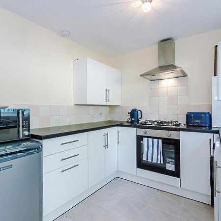 Manchester Comfortable 3 Bedroom House, Free Parking, Wifi & Disneyplus 沃斯利 外观 照片