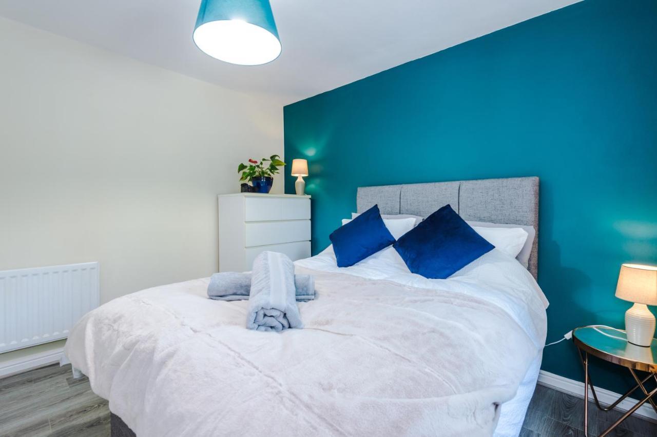 Manchester Comfortable 3 Bedroom House, Free Parking, Wifi & Disneyplus 沃斯利 外观 照片