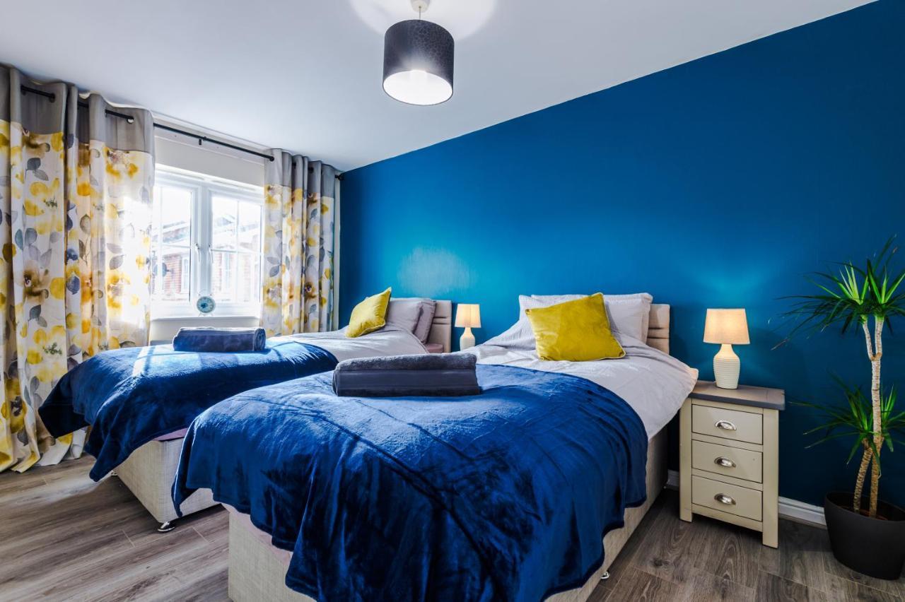 Manchester Comfortable 3 Bedroom House, Free Parking, Wifi & Disneyplus 沃斯利 外观 照片