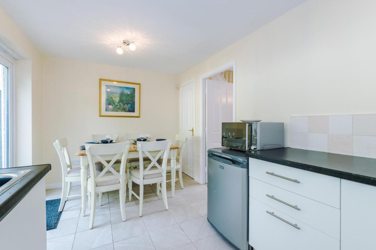 Manchester Comfortable 3 Bedroom House, Free Parking, Wifi & Disneyplus 沃斯利 外观 照片