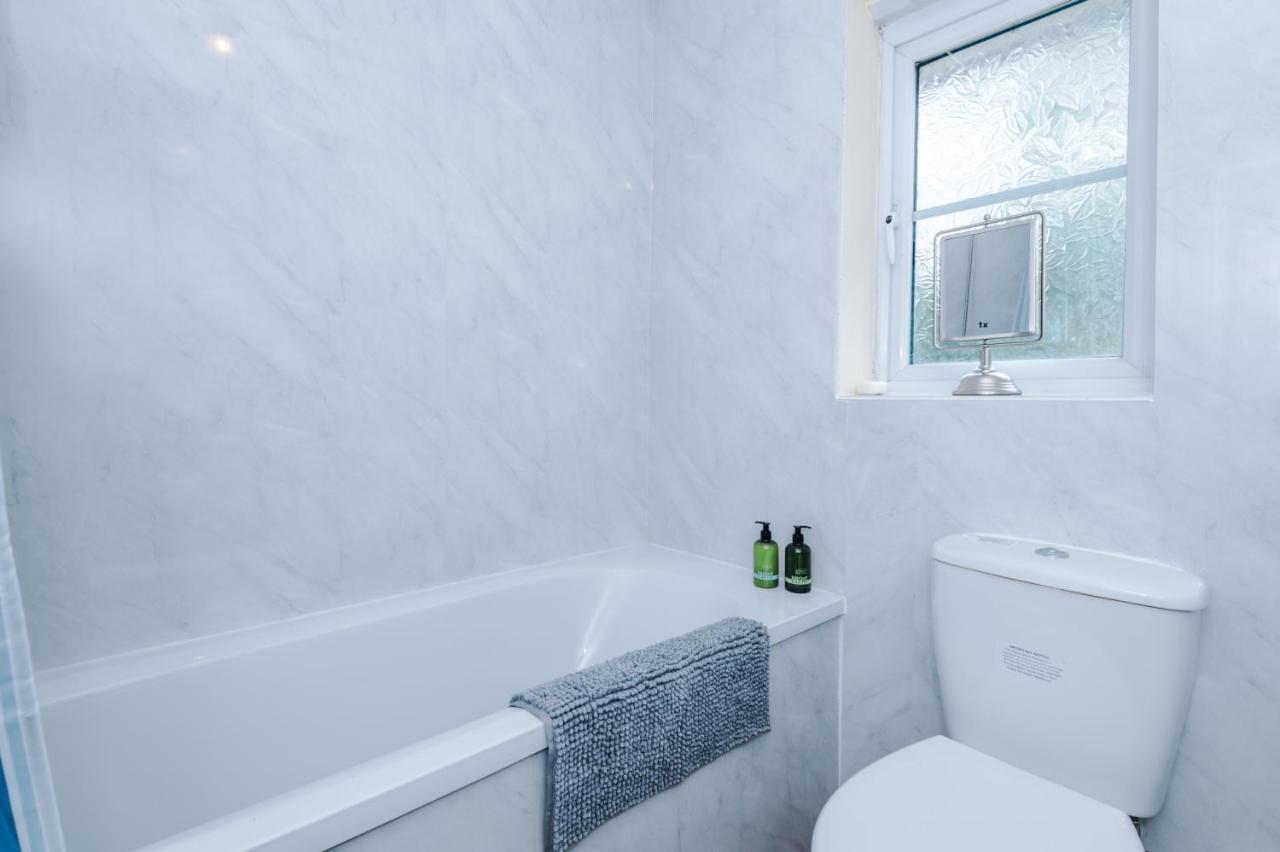 Manchester Comfortable 3 Bedroom House, Free Parking, Wifi & Disneyplus 沃斯利 外观 照片