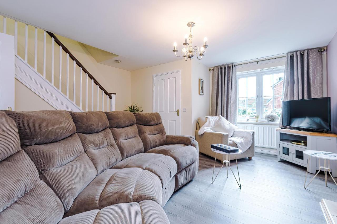 Manchester Comfortable 3 Bedroom House, Free Parking, Wifi & Disneyplus 沃斯利 外观 照片