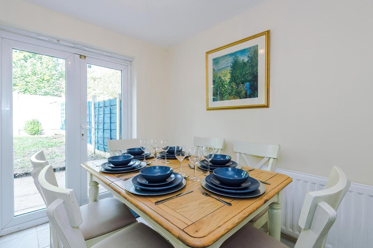 Manchester Comfortable 3 Bedroom House, Free Parking, Wifi & Disneyplus 沃斯利 外观 照片