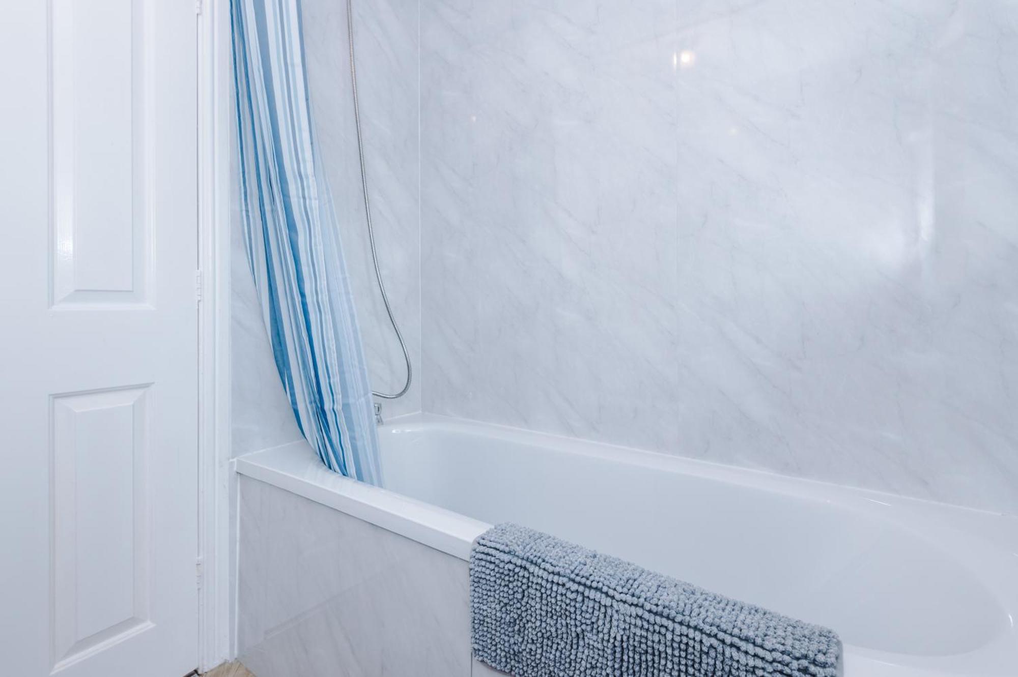 Manchester Comfortable 3 Bedroom House, Free Parking, Wifi & Disneyplus 沃斯利 外观 照片