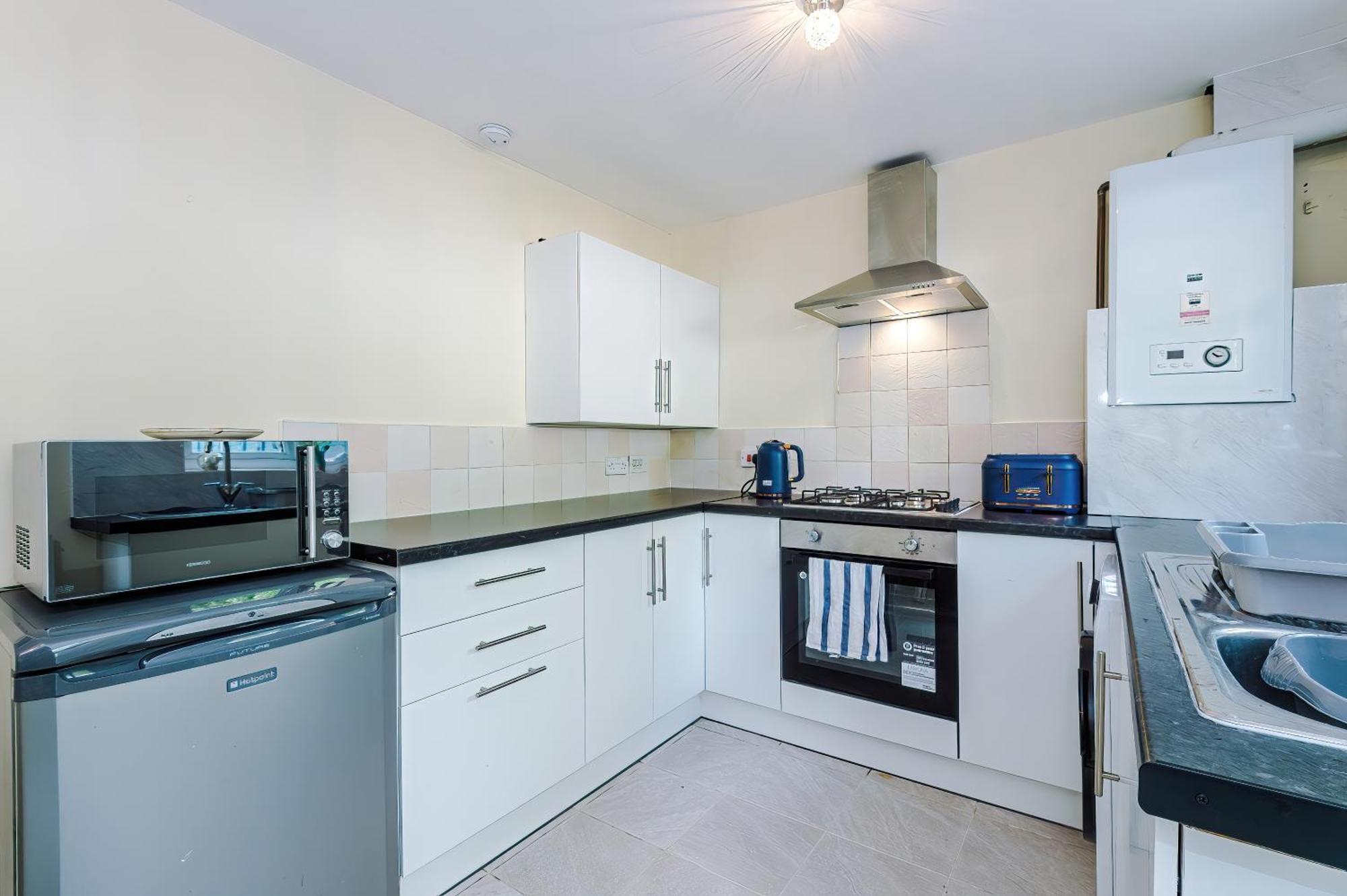 Manchester Comfortable 3 Bedroom House, Free Parking, Wifi & Disneyplus 沃斯利 外观 照片